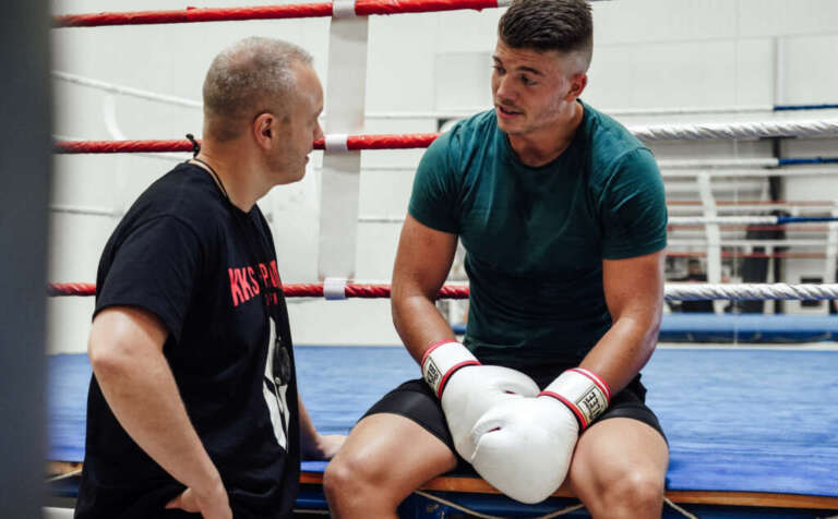 austausch nach dem sparring mit dem trainer ROOQ boxing